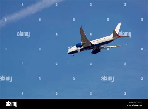 Airliner Boeing 787 Dreamliner landing Stock Photo - Alamy