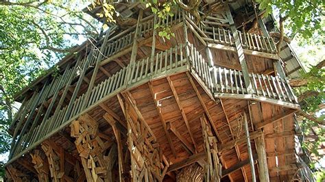 The World's Largest Treehouse: A Mansion In A Tree | Bit Rebels