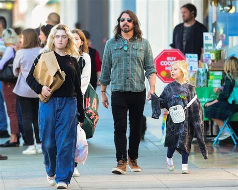 Dave Grohl’s Family: See Pictures Of Him & His Daughters – Hollywood Life