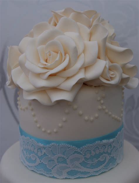 Wedding Cake Sugar Roses | A close up of the sugar roses on … | Flickr