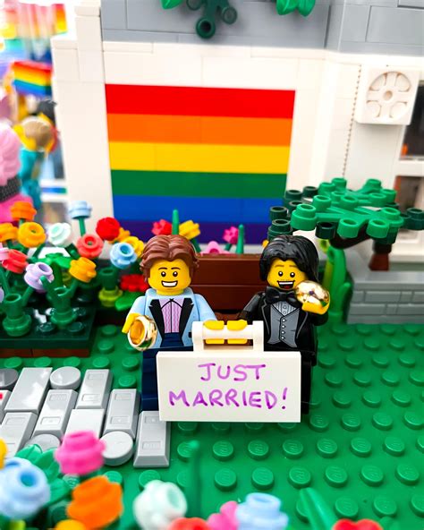 Lego Pride Parade MOC (Happy Pride Month!) : r/lego