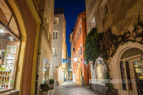 Schmale Gassen in der Altstadt von Regensburg (Deutschland) » Fotograf Mitch Rue