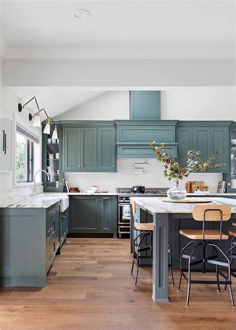 This Green Hue Will Be a Hot Kitchen Color Trend in 2019 | MyDomaine #kitchentrends Kitchen ...