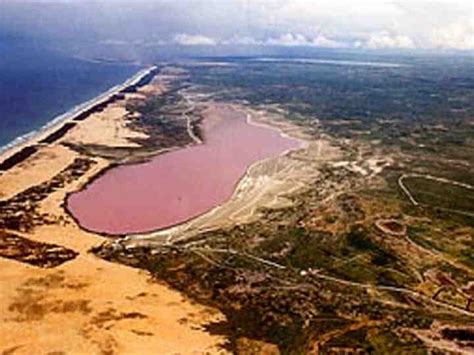 Senegal's big pink lake [11 pictures] | 22 Words