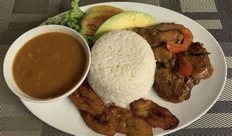 Pollo guisado, arroz blanco, habichuelas, plátano maduro, y ensalada | Dominican food, Food, Recipes