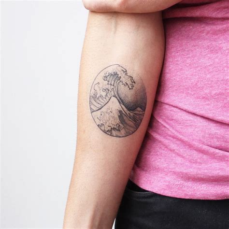 "Amazingly cool minimalist temporary tattoo is here - The Great Wave of Kanagawa artistic ...