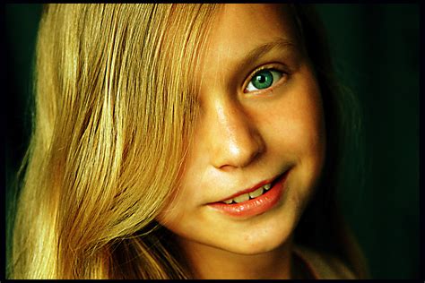 File:Face of blonde girl.jpg - Wikimedia Commons