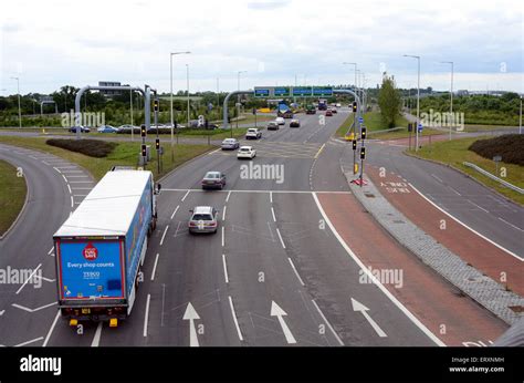 Traffic on the motorway island at junction 11 of the M4 at Reading ...