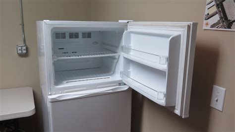 Magic Chef Refrigerator (model MCBR1020W) - Oahu Auctions