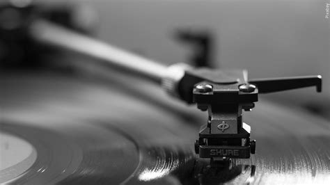 The vinyl record revival continues, outselling CDs - KSTP.com 5 Eyewitness News