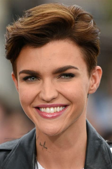 26 Most Flattering Short Hairstyles for Oval Faces