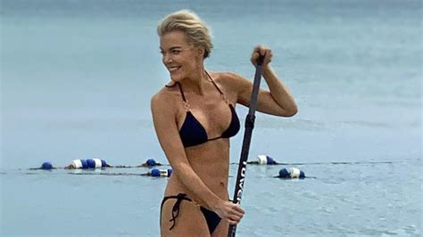 Megyn Kelly Flaunts Her Toned Bikini Bod While Paddleboarding in the ...