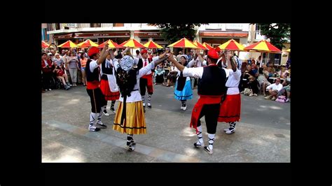 Fête de la cerise Ceret 2015 danse Catalane La sardane groupe Folklorique catalan "Alegria ...