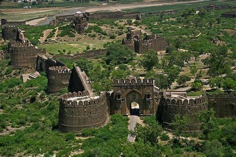 Explore the Beauty of Pakistan: Most famous forts of Pakistan