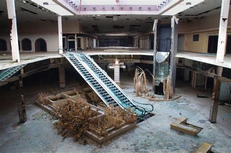 The Zombie Shopping Mall - Living or Dead?