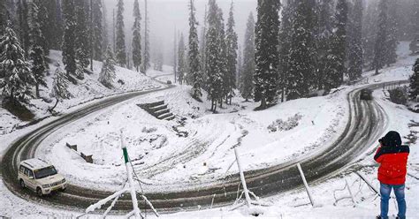 Srinagar, higher reaches of Kashmir receive season's first snowfall ...