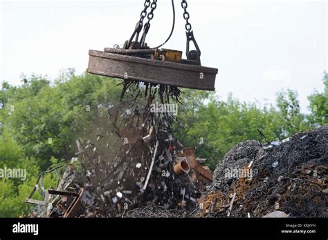 Electromagnet crane hi-res stock photography and images - Alamy