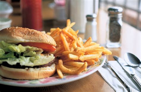 Hamburger and french fries – License image – 70134265 lookphotos