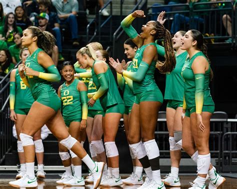 Oregon volleyball holds steady in coaches poll after 2 road wins - oregonlive.com