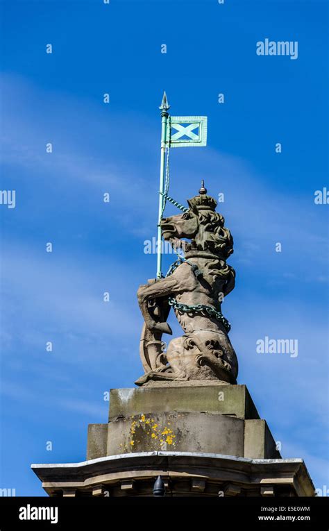 Unicorn statue flag edinburgh hi-res stock photography and images - Alamy