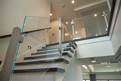 Glass Railing: Panel Railing for Stairs, Decks, & Balconies | Viewrail