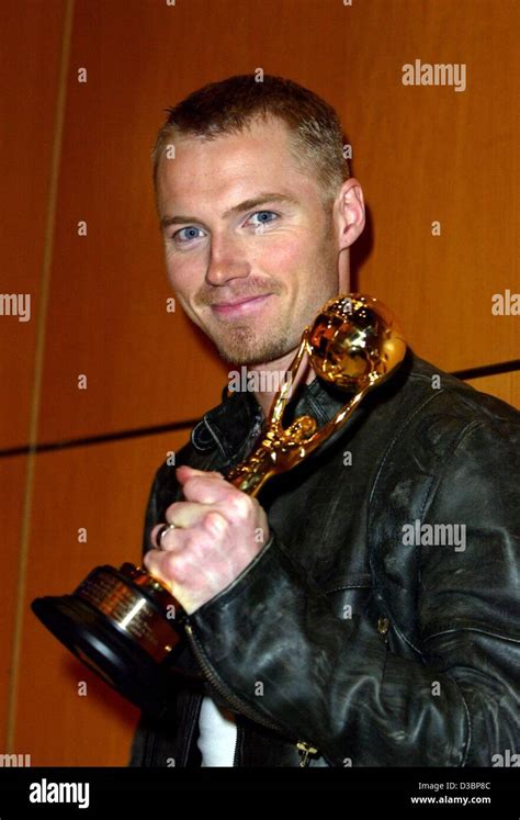 (dpa) - Irish pop singer Ronan Keating proudly shows his award after ...