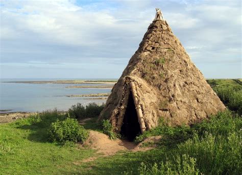 Reconstructed Mesolithic round-house © Andrew Curtis cc-by-sa/2.0 :: Geograph Britain and Ireland