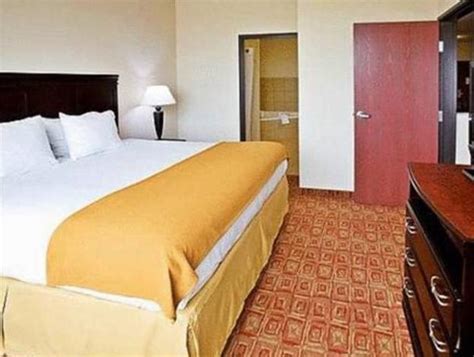 Budget Hotel in Denison (TX) : Holiday Inn Express Hotel and Suites Denison North-Lake Texoma ...