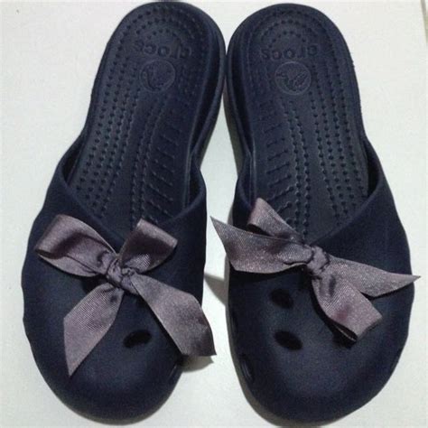 CROCS Sandals, Women's Fashion, Footwear, Sandals on Carousell