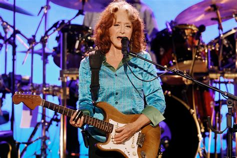 10 Best Bonnie Raitt Songs of All Time - Singersroom.com