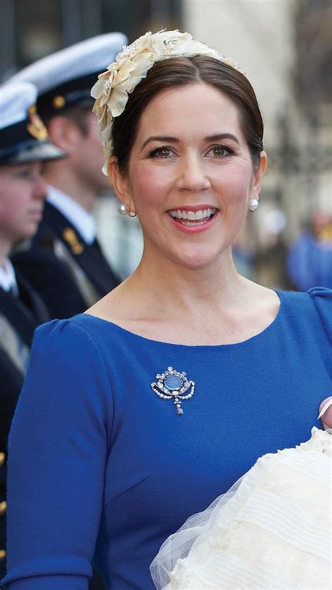 The Connaught Sapphire Brooch, given to Mary on the birth of Prince Christian. | Royal brides ...