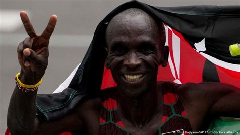 Eliud Kipchoge defends Olympic marathon gold – DW – 08/08/2021