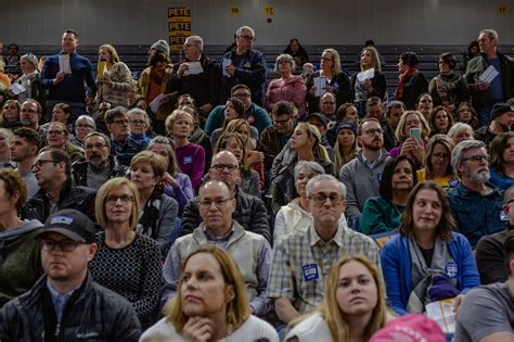 Picturing Chaos at the Iowa Caucuses - The New York Times