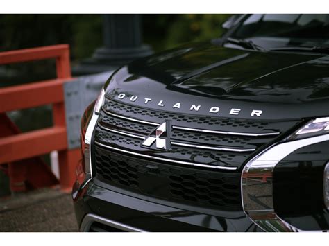 2023 Mitsubishi Outlander Plug-In Hybrid Pictures: | U.S. News