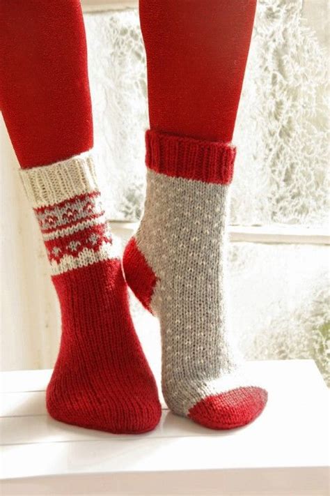 16 Adorable Knitted Christmas Socks and Gloves With Free Patterns | Gratis stickmönster ...