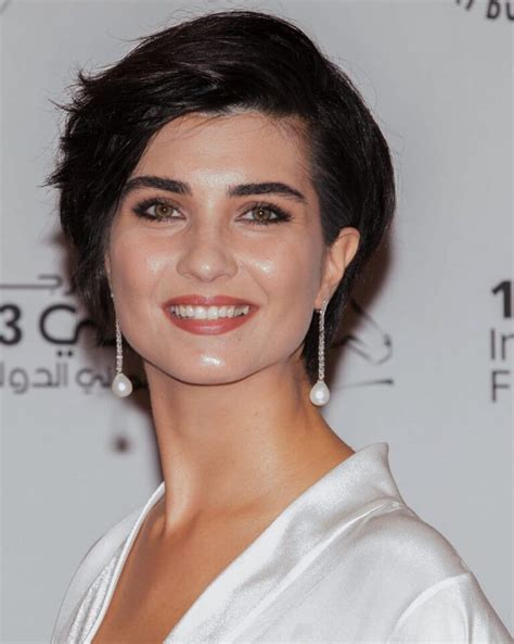 Tuba Buyukustun Short Hair Height, Weight, Husband Kids