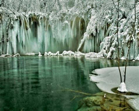 Frozen waterfall - Plitvicka Jezera - Croatia | Paysage, Hiver