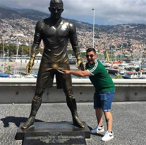 Ronaldo Statue / Cristiano Ronaldo statue is savagely trolled online ...