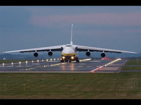 Mighty Antonov An-124 landing in East Midlands - YouTube