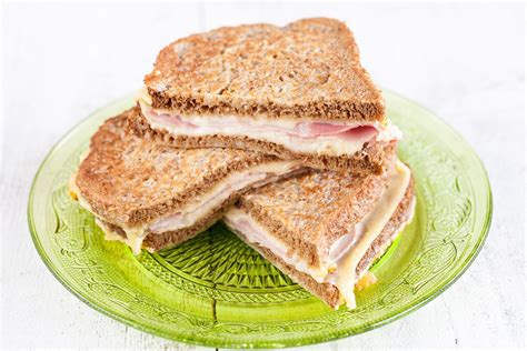 Ham and cheese toastie - ohmydish.com