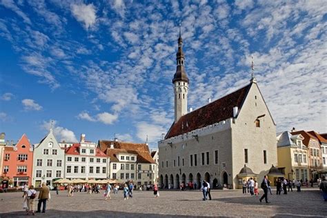 Webcam Tallinn Town Hall Square. Restaurant Dom | Live Camera Online