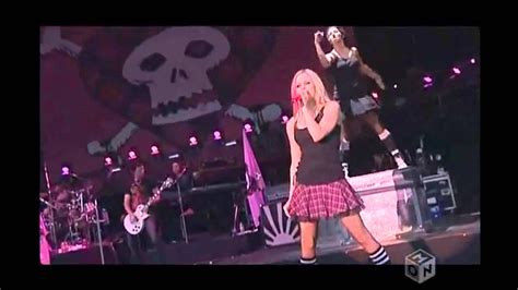 Avril Lavigne Girlfriend live 2007 - YouTube