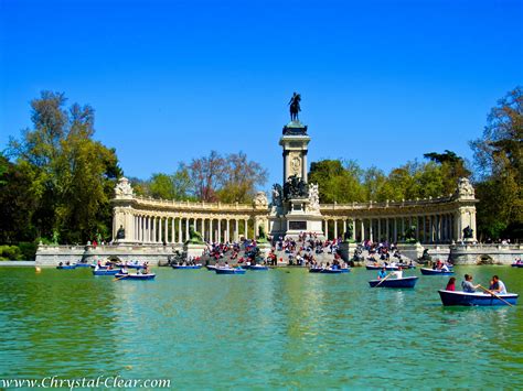 El Parque del Retiro in Madrid, Spain | Volunteer in europe, Beautiful places, Spain