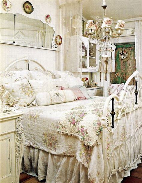 33 Cute And Simple Shabby Chic Bedroom Decorating Ideas - EcstasyCoffee