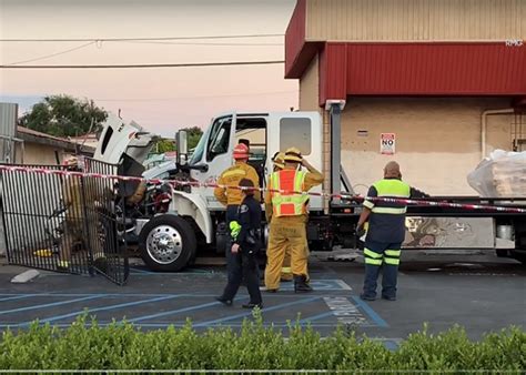 Tow truck driver crashes into multiple parked cars in wild video