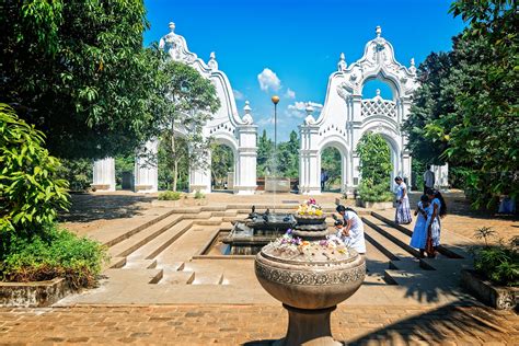 Kelaniya Temple in Colombo, Sri Lanka | Sri lanka, Taj mahal, Colombo