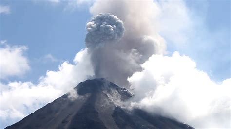 Arenal volcano eruption at day time ! - YouTube