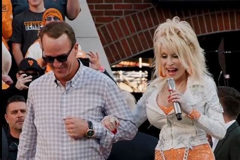 Dolly Parton, Peyton Manning Cheer on the Tennessee Volunteers - Cream ...