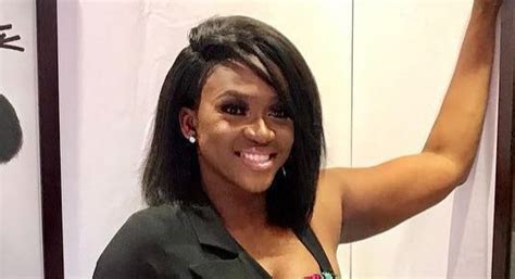 Waje poses for picture with Dangote, Bono, others - QED.NG