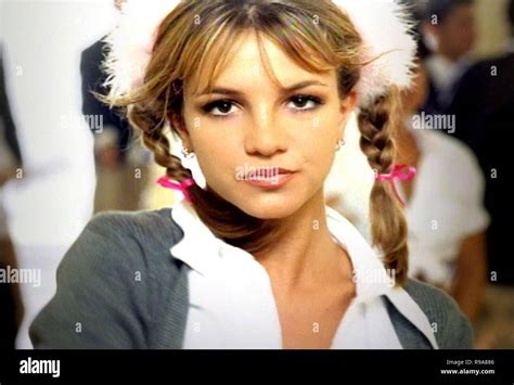 Escena del vidoclip "Baby One More Time" de la cantante Britney Spears ...